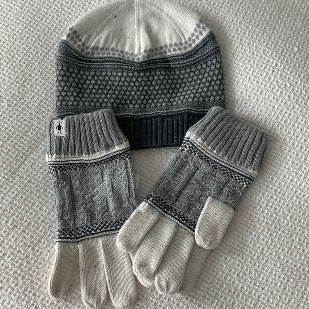 Smartwool glove and beanie set, like new.